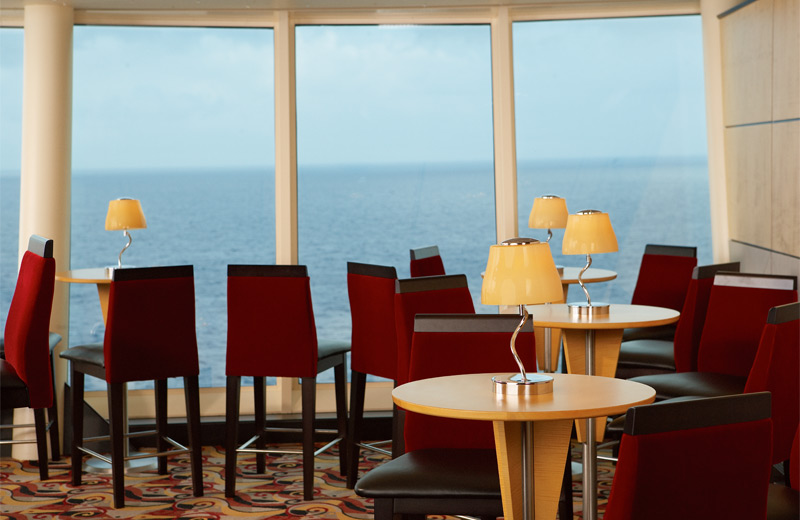 Neben einem Glas Wein kann die Aussicht auf das Meer in der Lounge genossen werden