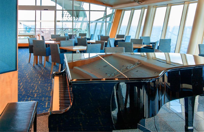 Die Lounge mit Panoramablick auf das Meer