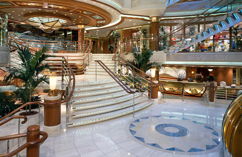 Das opulente Atrium der Coral Princess heißt Sie auf dem Schiff Willkommen