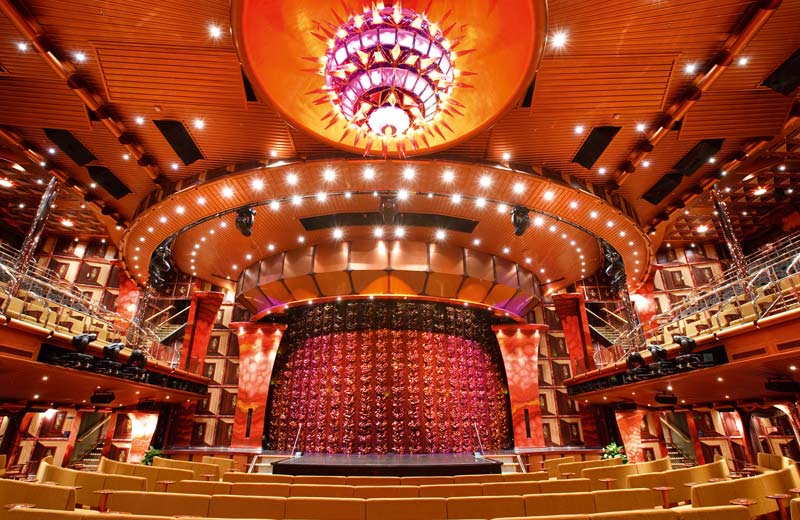 Das riesige Theater geht über drei Decks und zeigt exklusive Shows und Musicals