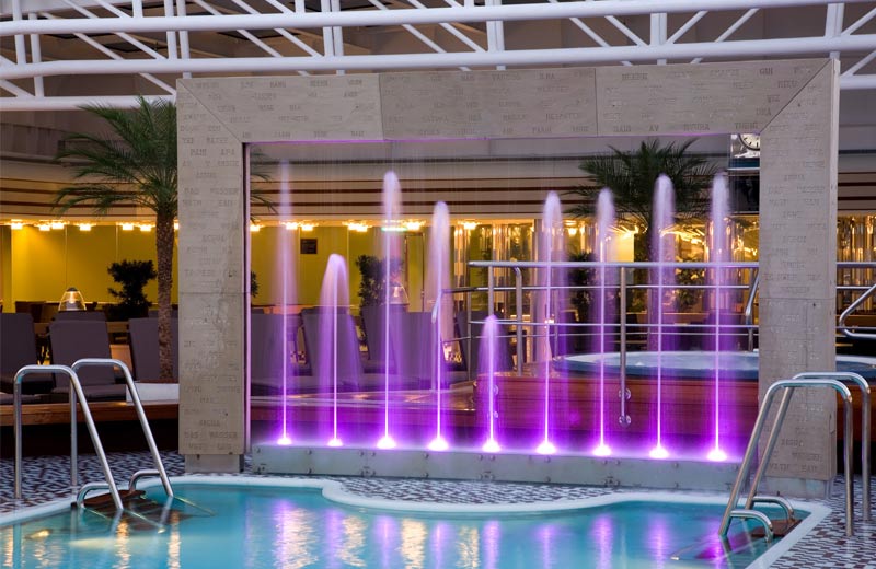 Der Pool mit wunderschönen Licht- und Wassereffekten