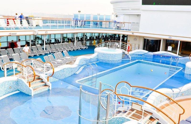 Der große Pool in der Mitte des Schiffes bietet sich vor allem an warmen Tagen für eine nasse Erfrischung an