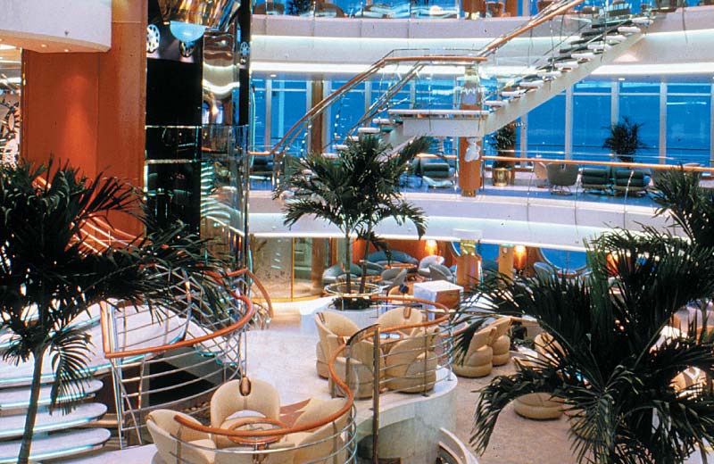 Das Atrium des Schiffes mir tropischen Palmen
