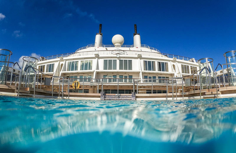 An Bord der Queen Mary 2 laden die Pools zu einem erfrischenden Bad ein