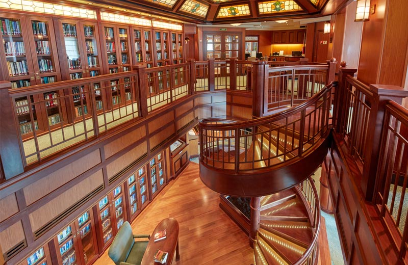 Die Bibliothek an Bord der Queen Victoria lädt zum Verweilen ein