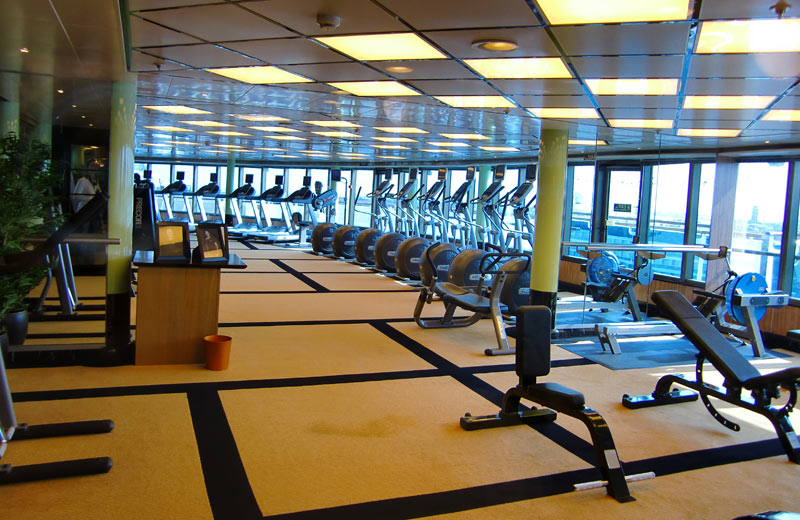 Auch ein Fitnessraum mit vielen Geräten findet auf dem Schiff Platz