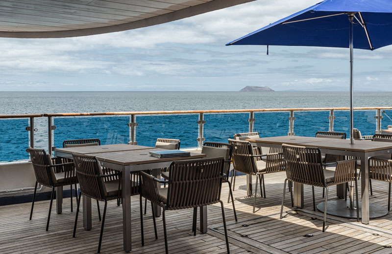 Speisen Sie bei gutem Wetter im Beagle Grill mit Blick auf das Meer