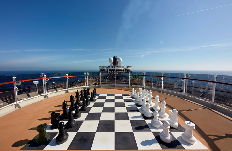 in überdimensionales Schachfeld sorgt für Spaß und Unterhaltung an Bord