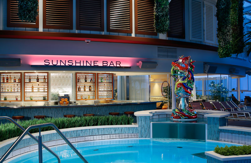 Nahe des Pools befindet sich die Sunshine Bar