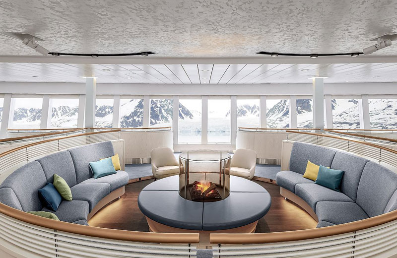 Die Panorama Lounge bietet eine freie Sicht auf das Meer