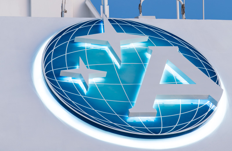Das Logo der Azamara Cruises auf dem Deck
